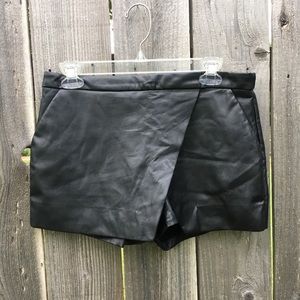 CLOSET CLOSING | Adorable Leather Skort | Berska